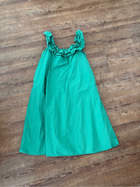 Hyacinth House Dresses & Skirts - Ruffled Strap Midi Dress in Emerald Green